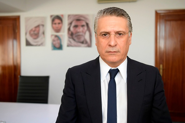 -Le candidat à la présidence tunisienne, Nabil Karoui, s'exprime lors d'une interview accordée à l'AFP dans son bureau de Tunis, le 18 juin 2019. Photo de FETHI BELAID / AFP.