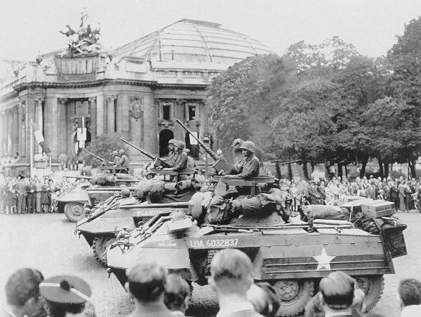 -Août 1944, photo de la 28 ème division d'infanterie américaine sur les Champs Elysées près du Grand Palais à Paris, elle se dirige vers le nord de la capitale afin de prêter main forte aux FFI en prise à de violents combats avec l'occupant, lors de la libération de la capitale. Photo credit should read /AFP/Getty Images.