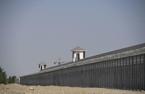 -Cette photo prise le 31 mai 2019 montre des tours de guet dans un établissement de haute sécurité, qui serait un camp de rééducation où des minorités ethniques musulmanes sont principalement détenues, dans la banlieue de Hotan, dans la région du Xinjiang, au nord-ouest de la Chine. Photo par GREG BAKER / AFP / Getty Images.