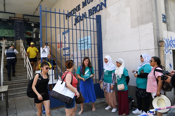 Des membres de l'association Alliance citoyenne militant pour le port du burkini à Grenoble.  (JEAN-PIERRE CLATOT/AFP/Getty Images)