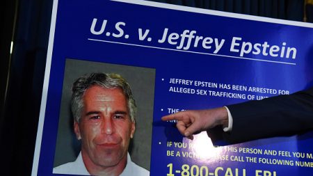 Epstein, qui possédait un appartement à Paris, y aurait régulièrement voyagé avec des esclaves sexuelles