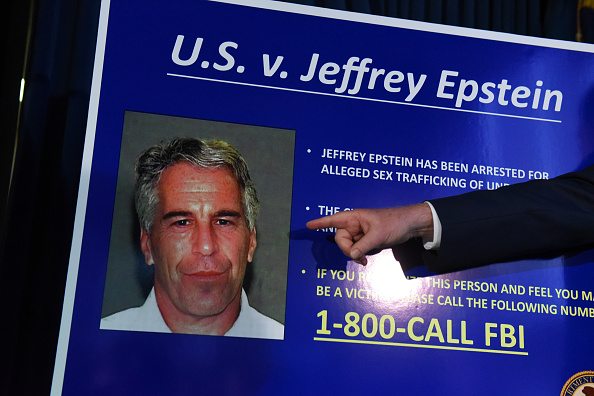  Jeffrey Epstein milliardaire américain de 66 ans, avait été interpellé samedi 6 juillet dans un aéroport du New Jersey, alors qu’il revenait de Paris à bord de son jet privé. Accusé de «trafic sexuel» sur mineurs, il est décédé le 10 août dans sa cellule en prison.  (Photo : Stephanie Keith/Getty Images)