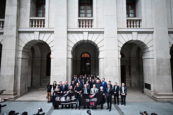 -Les avocats et les militants se sont rassemblés pour une protestation silencieuse devant la cour d'appel de Hong Kong le 9 juillet 2019, à l'occasion du quatrième anniversaire de la répression "709" visant les avocats des droits de l'homme en Chine. En 2015, plus de 200 avocats et militants ont été arrêtés dans le cadre d'une opération réputée "répression" 709 ", visant des personnes jugées sensibles par des tribunaux chinois jugés sensibles aux droits de l'homme. Photo par Anthony WALLACE / AFP / Getty Images.