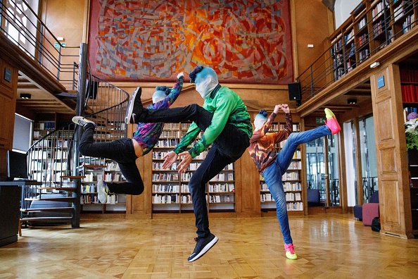 -Les membres du groupe de danse français La Horde, Mathieu Douay, Kevin Martinelli et Edgar Scassa se produisent à l'Institut français à Londres le 10 juillet 2019. Promouvoir la danse contemporaine française au Festival international d'Edimbourg, le 8 août 2019. Photo de Tolga Akmen / AFP / Getty Images.