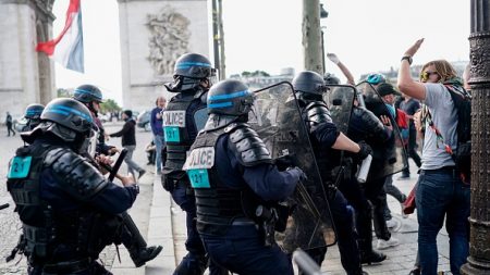 Emmanuel Macron veut « éradiquer progressivement la grande violence » lors des manifestations