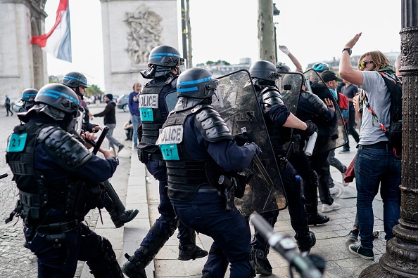 "Gilets jaunes". Manifestation en marge de la fête nationale, le 14 juillet 2019, devant l'Arc de Triomphe à Paris.    (Photo : KENZO TRIBOUILLARD/AFP/Getty Images)