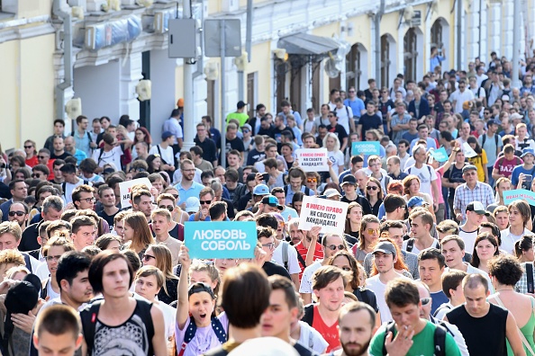 -Des manifestants défilent dans le centre-ville de Moscou lors d'un rassemblement non autorisé, demandant aux candidats indépendants et aux candidats de l'opposition de se porter candidats aux élections locales du 27 septembre 2019. Photo de Kirill KUDRYAVTSEV / AFP / Getty Images.