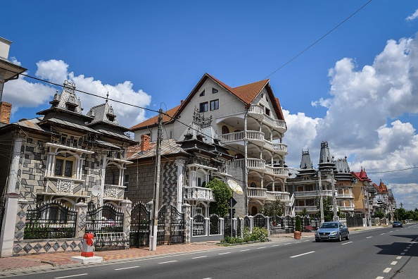 -Des palais appartenant à des Roms roumains sont représentés dans le village de Buzescu, dans le sud de la Roumanie, le 11 juillet 2019. Photo de Daniel MIHAILESCU / AFP / Getty Images.