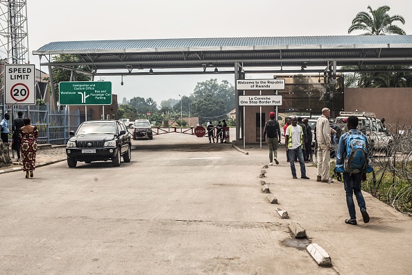 -Le Rwanda a fermé sa frontière avec la République démocratique du Congo, touchée par le virus Ebola, après la découverte d'un troisième cas du virus mortel dans la ville frontalière de Goma, a annoncé la présidence congolaise le 1er août 2019. Cette annonce coïncidait avec le premier anniversaire de l’épidémie qui a coûté la vie à plus de 1 800 personnes. Photo par Pamela Tulizo / AFP / Getty Images.