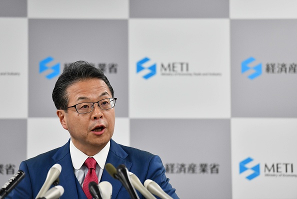 -Le ministre japonais de l'Economie, du Commerce et de l'Industrie, Hiroshige Seko, a répondu aux questions au cours d'une conférence de presse tenue à Tokyo le 2 août 2019. Le Japon a annoncé le 2 août qu'il retirera la Corée du Sud de la "liste blanche" des partenaires d'exportation Une décision que Séoul a mise en garde aura de "graves conséquences" pour les relations de sécurité entre les alliés des États-Unis. Photo de Toshifumi KITAMURA / AFP / Getty Images.