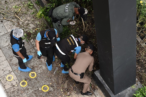 -La police mène une enquête sur les lieux d'une explosion survenue à Bangkok le 2 août 2019. lL capitale thaïlandaise accueille un sommet régional auquel assiste le secrétaire d'État américain Mike Pompeo. Photo par Lillian SUWANRUMPHA / AFP / Getty Images.