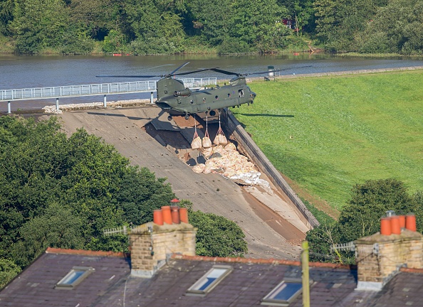 -Le 2 août 2019. Les services d'urgence ont poursuivi les travaux de réparation Ils craignent un effondrement du barrage de Toddbrook alors que des centaines d'habitants sont évacués de la ville de Whaley Bridge, dans le nord de l’Angleterre, Ils ont passé la nuit loin de chez eux. Photo de Roland HARRISON / AFP / Getty Images.