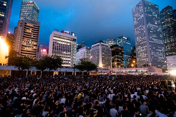 -Les habitants assistent à une manifestation organisée par des médecins dans le district central de Hong Kong le 2 août 2019, dans le cadre de l’opposition au projet de loi sur l'extradition qui s'est rapidement transformé en un mouvement plus vaste en faveur de réformes démocratiques. Photo par Laurel Chor / AFP / Getty Images.