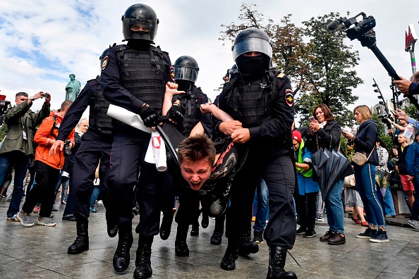 Moscou. Les forces de l'ordre arrêtent un participant à un rassemblement non autorisé qui est le dernier d'une série de manifestations après que les autorités ont refusé de laisser les candidats populaires de l'opposition se présenter aux élections municipales du mois prochain. (Photo : ALEXANDER NEMENOV/AFP/Getty Images)