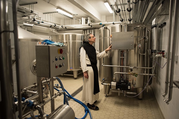 -Un moine trappiste, le père Joseph, supervise le processus de fabrication d'un lot de bière anglaise trappiste 'Tynt Meadow' à l'abbaye du mont Saint-Bernard, près de Coalville, dans le centre de l'Angleterre, le 17 juillet 2019. Photo OLI SCARFF / AFP / Getty Images