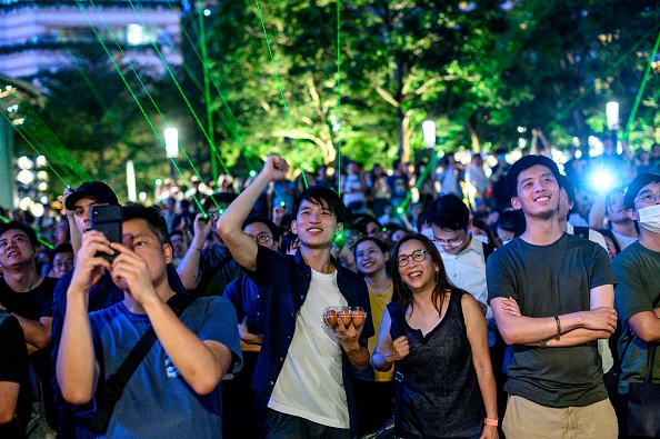 -Les manifestants pointent des lasers au Muséum lors d'une manifestation à Hong Kong le 7 août 2019, la dernière opposition du projet de loi sur l'extradition s'est rapidement transformé en un mouvement plus vaste en faveur de réformes démocratiques. Photo de Philip FONG / AFP / Getty Images.