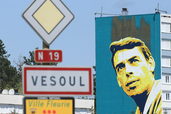 Le portrait géant de Jacques Brel a été peint sur la façade de l'immeuble de neuf étages du quartier Montmarin de Vesoul. Une chanson célèbre de l'artiste belge porte le nom de la ville. L'œuvre est de l'artiste Pink Art Roz.  (Photo :  SEBASTIEN BOZON/AFP/Getty Images)