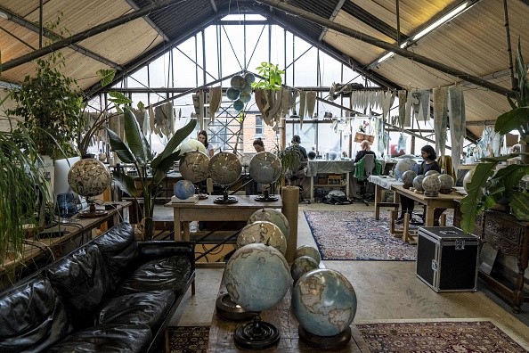 -Des artisans sont photographiés au travail dans l'atelier et le siège social de Bellerby and Co Globemakers, dans le nord de Londres, le 19 juillet 2019. En 2008, Peter Bellerby a décidé d'acheter à son père un globe terrestre de haute qualité à l'occasion de son 80e anniversaire. N'ayant pas réussi à en trouver un, le Britannique a décidé de le fabriquer lui-même et, ce faisant c’est devenu son nouveau métier. Photo de Niklas HALLE'N / AFP / Getty Images.