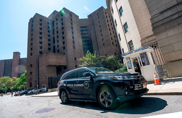 -La voiture d'un médecin légiste de New York est garée devant le centre pénitencier, où le financier Jeffrey Epstein se tenait le 10 août 2019 à New York. Epstein s'est suicidé en prison dans l'attente de son procès, l’accusant de la traite de filles mineures à des fins sexuelles, ont rapporté samedi des responsables et des médias, déclenchant une enquête du FBI. Photo de Don Emmert / AFP / Getty Images.