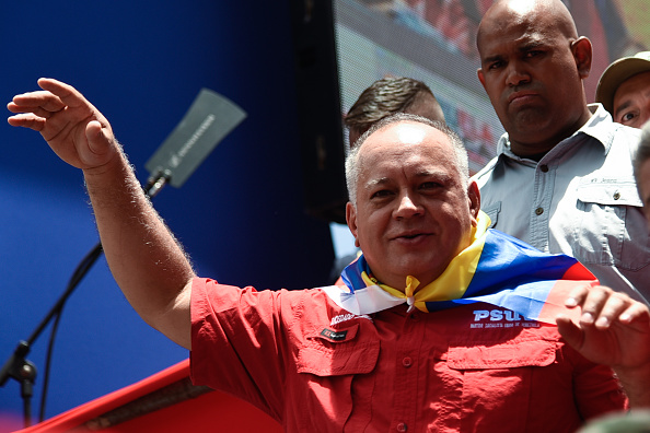 -Le 10 août 2019, Diosdado Cabello, président de l'Assemblée constituante nationale lors d'une manifestation anti-Trump le 10 août 2019 à Caracas, Venezuela. Le président Nicolas Maduro a appelé à une manifestation contre Donal Trump après que le président américain eut imposé un embargo économique au Venezuela interdisant toute transaction avec ses autorités. Photo de Carolina Cabral / Getty Images.