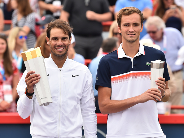 L'Espagnol Rafael Nadal (à gauche) et le Russe Daniil Medvedev (à droite) posent avec leurs trophées lors de la finale du simple masculin de la 10e journée de la Coupe Rogers au stade IGA le 11 août 2019 à Montréal, au Québec. (Photo de Minas Panagiotakis / Getty Images).