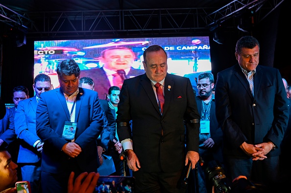 -Alejandro Giammattei, et son colistier Guillermo Castillo sont photographiés au siège du parti au Guatemala le 11 août 2019, après les élections présidentielles. Giammattei a déclaré sa victoire lors du second tour électoral de dimanche au Guatemala, détenant une avance importante avec les résultats de plus de 90% des bureaux de vote comptés. Photo de Johan ORDONEZ / AFP / Getty Images.