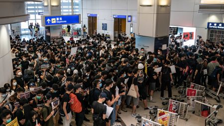 Manifestations à Hong Kong: deuxième journée de chaos à l’aéroport