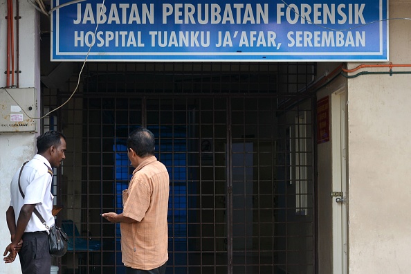 Des gens discutent devant le département médico-légal de l'hôpital Tuanku Ja'afar de Seremban le 14 août 2019, après la découverte du corps de la adolescente disparue franco-irlandaise âgée de 15 ans, Nora Quoirin.(Photo : FUAD /AFP/Getty Images)