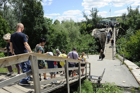 -Environ 11 000 personnes traversent la frontière dans les deux sens par jour via un pont qui a été dynamité en 2015 et qui n'a pas encore été restauré pour les véhicules. Photo de Evgeniya MAKSYMOVA / AFP / Getty Images.