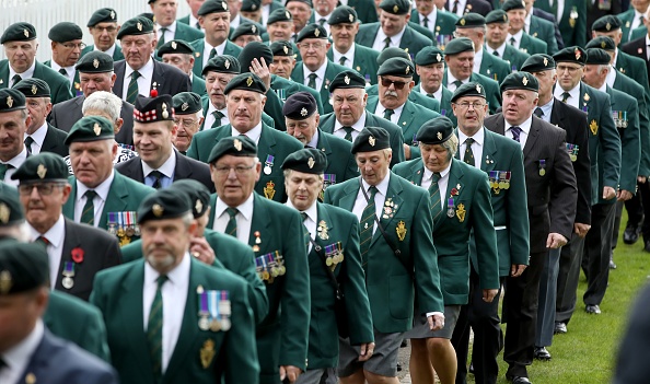 Des vétérans participent à un défilé lors d'une cérémonie commémorative organisée par la Northern Ireland Veterans Association à Lisburn, au sud de Belfast, le 17 août 2019, à l'occasion du 50e anniversaire du début de l'opération Banner, l'arrivée des troupes britanniques dans les rues de Irlande du Nord en 1969. (Photo : PAUL FAITH/AFP/Getty Images)