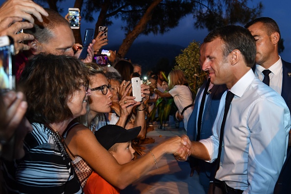 Le Président Emmanuel Macron à Bormes-les-Mimosas.   (Photo : YANN COATSALIOU/AFP/Getty Images)