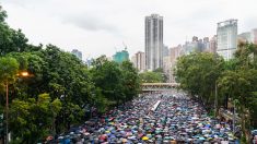 La foule manifeste à nouveau dans les rues de Hong Kong