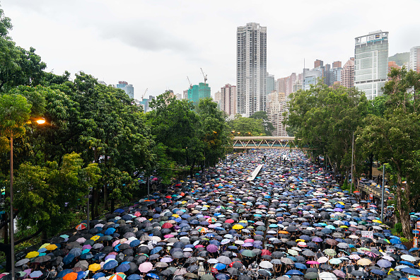 -Les manifestants défilent toujours contre le projet de loi controversé sur l'extradition le 18 août 2019 à Hong Kong, Chine. Photo de Billy HC Kwok / Getty Images.