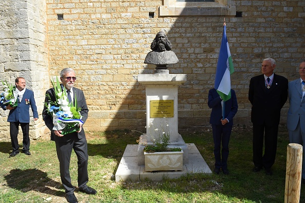 -Frédéric Luz, élu Frédéric Ier, prince d'Araucanie, arrive avec une couronne pour célébrer Orélie-Antoine Ier, « roi » français éphémère d'Araucanie et de Patagonie, né sous le nom d'Antoine Tounens (1825-1878), le 17 août 2019. Chaque été au mois d'août, le village de Tourtoirac en Dordogne fait revivre la mémoire d'Antoine de Tounens, le « roi » français éphémère de L'Araucanie (sud du Chili). Photo de NICOLAS TUCAT / AFP / Getty Images.