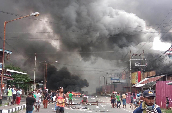 Des manifestants défilent dans la rue pour affronter la police indonésienne à Manokwari, en Papouasie, le 19 août 2019. Des émeutes ont éclaté dans la Papouasie indonésienne. Un bâtiment du parlement local a été incendié alors que des milliers de personnes avaient protesté contre la police qui avait gazé et arrêté des étudiants l'indépendance de la région. (Photo : STR/AFP/Getty Images)