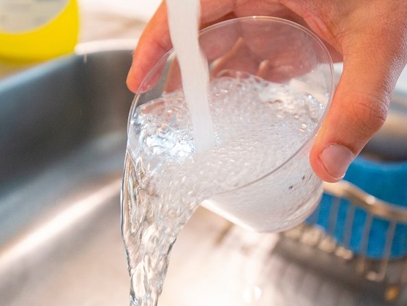 Une étude publiée le 19 août 2019 établit un lien entre l'exposition à l'eau du robinet fluorée pendant la grossesse et les scores de QI inférieurs chez les nourrissons, mais plusieurs experts ont exprimé des préoccupations quant à sa méthodologie et à ses conclusions. (Photo : ALASTAIR PIKE/AFP/Getty Images)