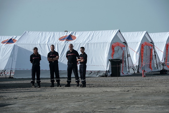 Les pompiers à côté des tentes de la Direction générale de la sécurité civile et de la gestion des crises, le 20 août 2019 à l'aéroport de Parme à Biarritz en amont du 45e sommet annuel G7 qui se tiendra du 24 au 26 août 2019 à Biarritz. (Photo : IROZ GAIZKA/AFP/Getty Images)