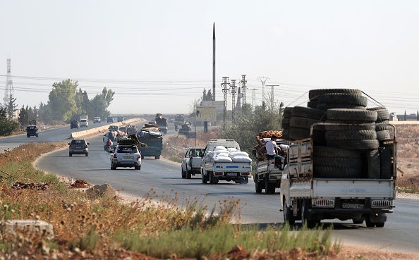 -Les civils syriens ont fui le 21 août 2019 une zone de conflit dans la région d'Idlib, au nord-ouest du pays, contrôlée par les rebelles syriens, où le bombardement gouvernemental a fait des centaines de morts depuis la fin avril. Damas a annoncé le 22 août l'ouverture de corridors pour les civils. La région d'Idlib, qui se trouve à la frontière turque, est à présent le dernier fief majeur de l'opposition au gouvernement du président Bashar al-Assad, soutenu par la Russie. Photo par Omar HAJ KADOUR / AFP / Getty Images.