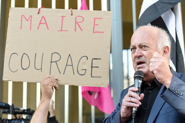 Le maire du Langouet Daniel Cueff, poursuivi en justice pour avoir interdit les pesticides près des maisons de sa commune par décret municipal.   (Photo : SEBASTIEN SALOM-GOMIS/AFP/Getty Images)