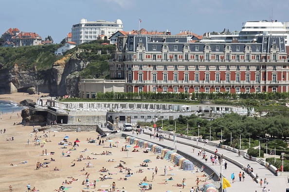 -L’hôtel du Palais de Biarritz, dans le sud-ouest de la France, où seront accueillies les délégations du G7, qui se tiendra 24 au 26 août dans la station balnéaire française. Les activistes ont annoncé un "contre-sommet" de milliers de personnes pour dénoncer les politiques des puissances mondiales. Photo de LUDOVIC MARIN / AFP / Getty Images.