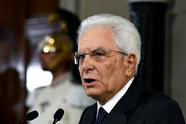 Le président italien Sergio Mattarella fait une déclaration aux journalistes à l'issue du deuxième jour de consultations des partis politiques, le 22 août 2019, au palais du Quirinal à Rome. Le 21 août, le président italien a entamé des pourparlers avec des dirigeants politiques clés afin de déterminer si une nouvelle coalition pourrait être formée, une alliance envisagée entre le Mouvement cinq étoiles et le Parti démocratique de centre-gauche. (Photo : VINCENZO PINTO/AFP/Getty Images)