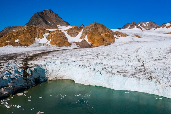 -Une photo aérienne prise le 17 août 2019 montre une vue du glacier Apusiajik, sur la côte sud-est du Groenland. Photo par Jonathan NACKSTRAND / AFP / Getty Images.