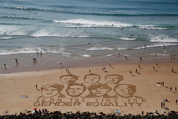 -Un dessin dans le sable réalisé par Sam Dougados de la GNO One représentant les dirigeants des sept démocraties les plus riches du monde, la Grande-Bretagne, le Canada, la France, l'Allemagne, l'Italie, le Japon et les États-Unis est visible sur la plage de Biarritz, dans le sud-ouest de la France 24 août 2019, à la veille du sommet annuel du G7. Photo de Thomas SAMSON / AFP / Getty Images.