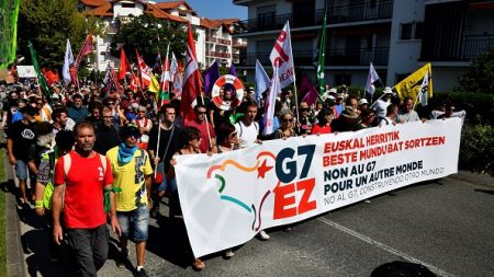 A Hendaye, la grande manifestation anti-G7 s’élance