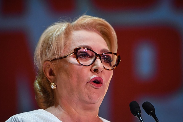 La Première ministre roumaine Viorica Dancila s'adresse aux délégués lors d'un congrès extraordinaire de son parti au pouvoir, le parti social-démocrate (PSD), au Palais du Parlement à Bucarest, le 24 août 2019. (Photo : DANIEL MIHAILESCU/AFP/Getty Images)