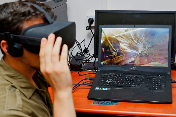 -Un soldat israélien participe à une séance d'entraînement au combat souterrain utilisant la technologie de la réalité virtuelle, le 20 août 2019, sur une base militaire de Petah Tikva, au nord-est de Tel Aviv. Photo de JACK GUEZ / AFP / Getty Images.