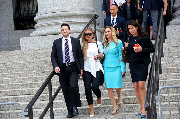 -Jennifer Araoz, l'une des victimes présumées du financier décédé Jeffrey Epstein, et son avocat, Kimberly Lerner, se préparent à parler à la presse devant la Cour fédérale américaine le 27 août 2019 à New York. Photo de Yana Paskova / AFP / Getty Images.