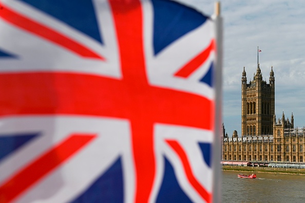 -Le Palais de Westminster abritant les Chambres du Parlement est vu depuis le pont de Westminster avec le drapeau de l'Union au premier plan dans le centre de Londres le 28 août 2019. Le Premier ministre britannique Boris Johnson a annoncé mercredi que la suspension du Parlement serait prolongée jusqu'au 14 octobre. Photo par DANIEL LEAL-OLIVAS / AFP / Getty Images.