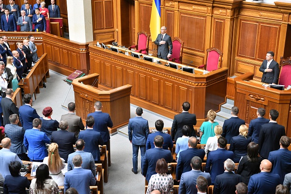 -Le président ukrainien Volodymyr Zelensky et les législateurs ukrainiens chantent lors de l'inauguration solennelle et de la première séance du nouveau parlement, à Kiev le 29 août 2019. - Le nouveau parlement ukrainien s'est réuni pour la première fois le 29 août, dominé par le parti de l'ex-comédien président Zelenski qui a une chance sans précédent de réaliser son ambition politique de "briser le système". Photo de SERGEI SUPINSKY / AFP / Getty Images.