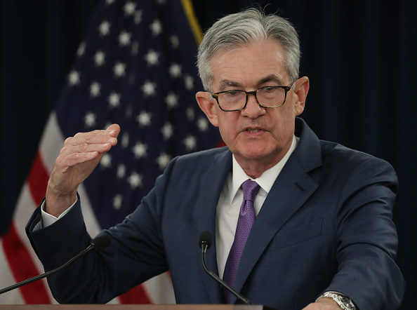 Le président de la Fed, Jerome Powell, prend la parole lors d'une conférence de presse à l'issue de la réunion tenue le 31 juillet 2019 à Washington, DC. Powell a annoncé que la Fed avait accepté de réduire les taux d'intérêt d'un quart de point, ce qui est la première réduction de taux depuis 2008.(Photo : Mark Wilson/Getty Images)